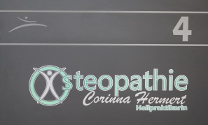 Folienbeschriftung Praxistür Osteopathie Hermert